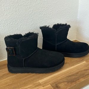 Black short uggs